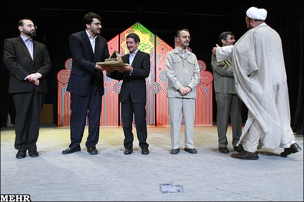 برگزیده شدن دو تن از اعضای شورای علمی گروه فقه و حقوق در جشنواره ملی جوانان ایرانی
